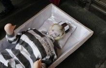 Під Нацбанк в рамках акції принесли труну із лялькою Гонтаревої всередині (фоторепортаж)