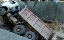 Весна в Києві: на території лікарні разом з асфальтом пішла під землю вантажівка (фото)