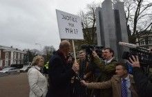 Перед Гаагским судом протестуют родственники погибших в катастрофе МН17 (фото)
