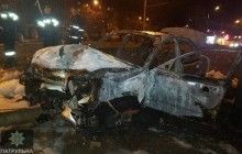 У Харкові автомобіль врізався у бетонний стовп і загорівся (фото)