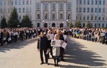 У Дніпрі провели флешмоб "Тризуб – це Україна" в честь річниці від дня народження Шевченка