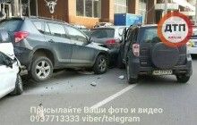 У центрі Києва зіткнулися чотири автомобіля, є постраждалі