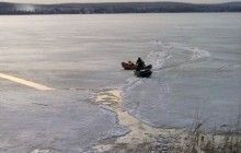 Харьковчане с ребенком застряли на льдине Печенежского водохранилища (фото)