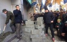 У центрі Києва активісти корпусу "Азов" замуровують відділення "Сбербанку Росії" (фото)