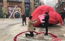 Китаец подарил невесте 33-тонный камень во время предложения о замужестве