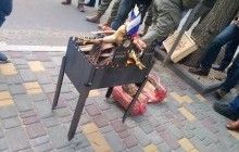В Одесі активісти пікетували консульство Росії, де засмажили "двоголового орла" (фото, відео)