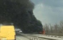 На автотрассе под Николаевом загорелись две фуры (видео)