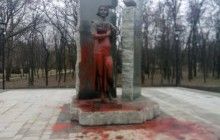 В Киеве вандалы надругались над памятником Елене Телиге (фото)