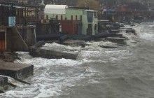"Будівництво століття" розвалюється: через шторм узбережжя завалило трубами з Керченського мосту (фото, відео)
