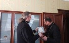 Військові ЗСУ нагородили священиків УПЦ грамотами за постійну допомогу в зоні бойових дій