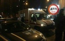 В центре Киева неизвестные обстреляли авто, пострадавшего забрала "скорая" в критическом состоянии