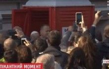 Выход Папы Римского из биотуалета в Милане стал хитом интернета (видео)