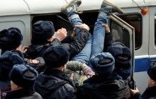 Мітинг проти корупції у Москві: ОМОН "пакує" учасників акції в автозаки (фото)
