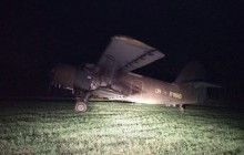 Біля кордону з Молдовою прикордонники виявили у полі літак Ан-2 з "перебитим" бортовим номером (фото, відео)