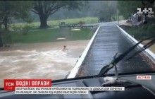 Відчайдухи проїхалися на водних мотоциклах затопленими вулицями Австралії (видео)
