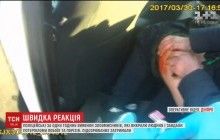 В Днепре неизвестные избили и похитили мужчину на глазах у жены (видео)