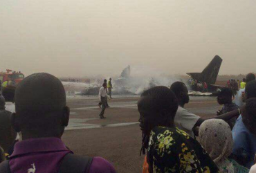 В Судане во время попытки госпереворота загорелся украинский самолет (видео)