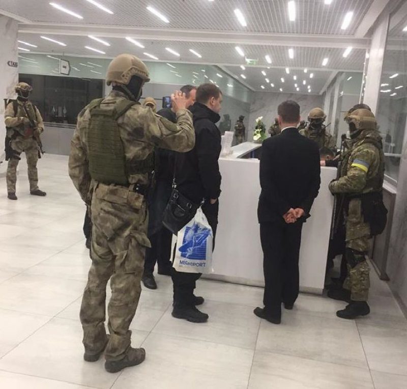 31 марта, Генеральный прокурор Юрий Луценко взорвал информационное пространство постом в Facebook, в котором сообщил о проведении полномасштабной спецоперации с участием более тысячи сотрудников правоохранительных органов / facebook.com/arsen.avakov.1 31 марта, Генеральный прокурор Юрий Луценко взорвал информационное пространство постом в Facebook, в котором сообщил о проведении полномасштабной спецоперации с участием более тысячи сотрудников правоохранительных органов / facebook.com/arsen.avakov.1