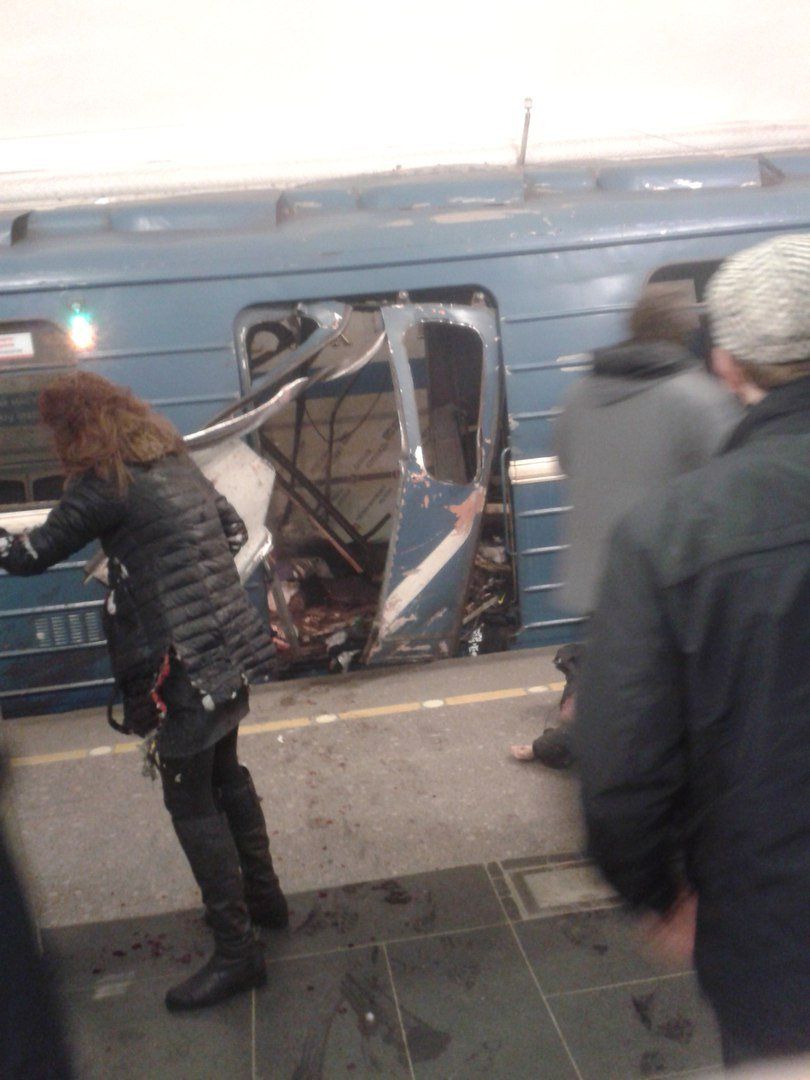 10 человек погибли при взрыве в петербургском метро / 