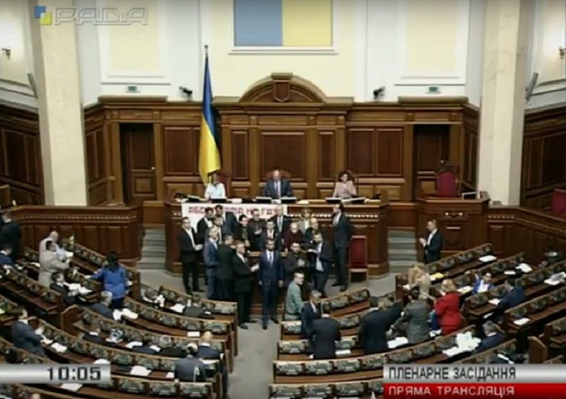 Ляшко та його колеги по фракції оточили трибуну ВР з усіх боків / Скріншот телеканалу Рада Ляшко та його колеги по фракції оточили трибуну ВР з усіх боків / Скріншот телеканалу Рада