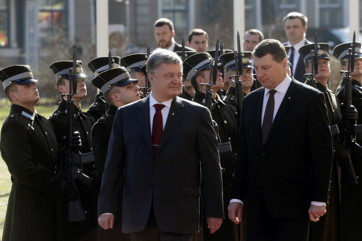Петр Порошенко и Раймондс Вейоніс / REUTERS Петр Порошенко и Раймондс Вейоніс / REUTERS