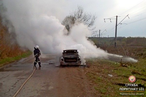 Неподалік Тернополя повністю згоріла іномарка Неподалік Тернополя повністю згоріла іномарка