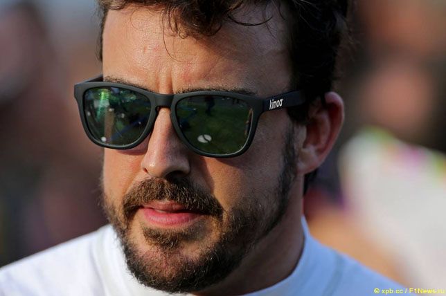 Алонсо показал модные очки своего бренда / f1news Алонсо показал модные очки своего бренда / f1news