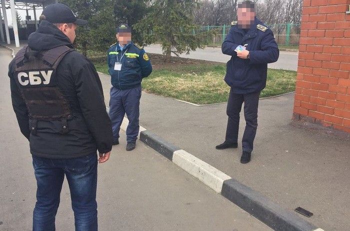 Ранее, под контролем правоохранителей, вымогатели получили уже десять с половиной тысяч гривен взятки / ssu.gov.ua Ранее, под контролем правоохранителей, вымогатели получили уже десять с половиной тысяч гривен взятки / ssu.gov.ua