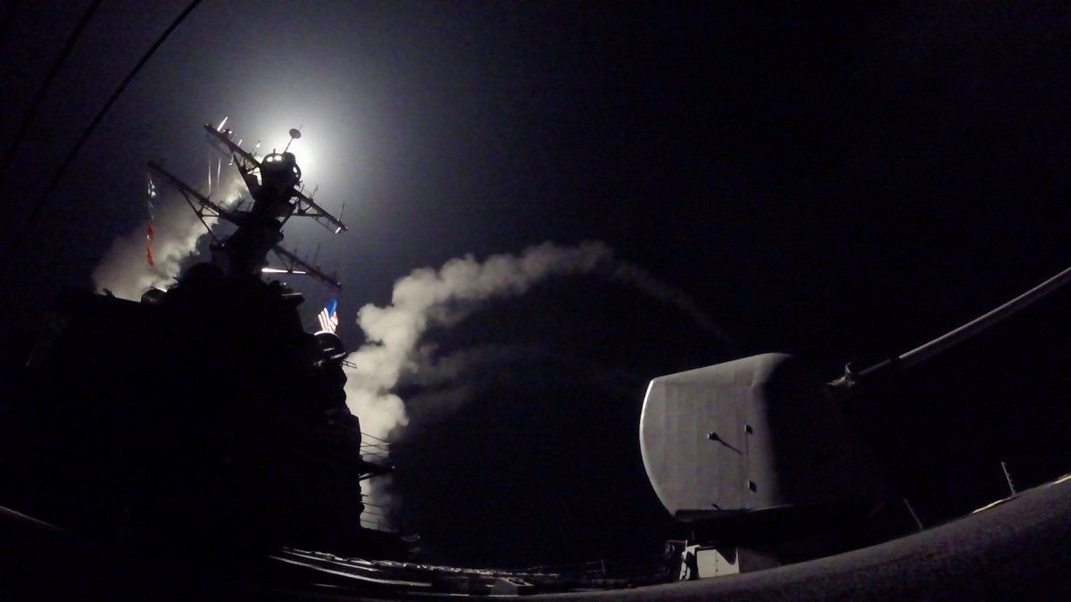 Бомбардировка авиабазы Асада с американского корабля / REUTERS