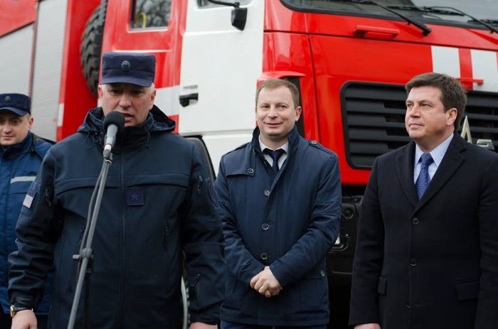 На Тернопільщині рятувальники отримали 3 нові пожежні автомобілі вартістю 11 млн грн На Тернопільщині рятувальники отримали 3 нові пожежні автомобілі вартістю 11 млн грн