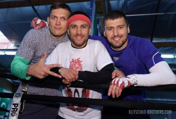 Александр Усик, Василий Ломаченко и Александр Гвоздик призвали украинских болельщиков поддержать их сегодня ночью / klitschko-brothers.com Александр Усик, Василий Ломаченко и Александр Гвоздик призвали украинских болельщиков поддержать их сегодня ночью / klitschko-brothers.com