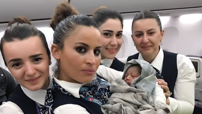 Принимать роды стюардессам также помогали и другие пассажиры рейса / TURKISH AIRLINES Принимать роды стюардессам также помогали и другие пассажиры рейса / TURKISH AIRLINES