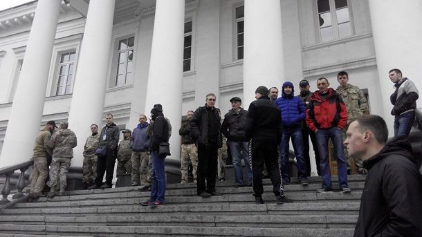 Активісти вимагають позачергову сесію міськради / poltava.today Активісти вимагають позачергову сесію міськради / poltava.today
