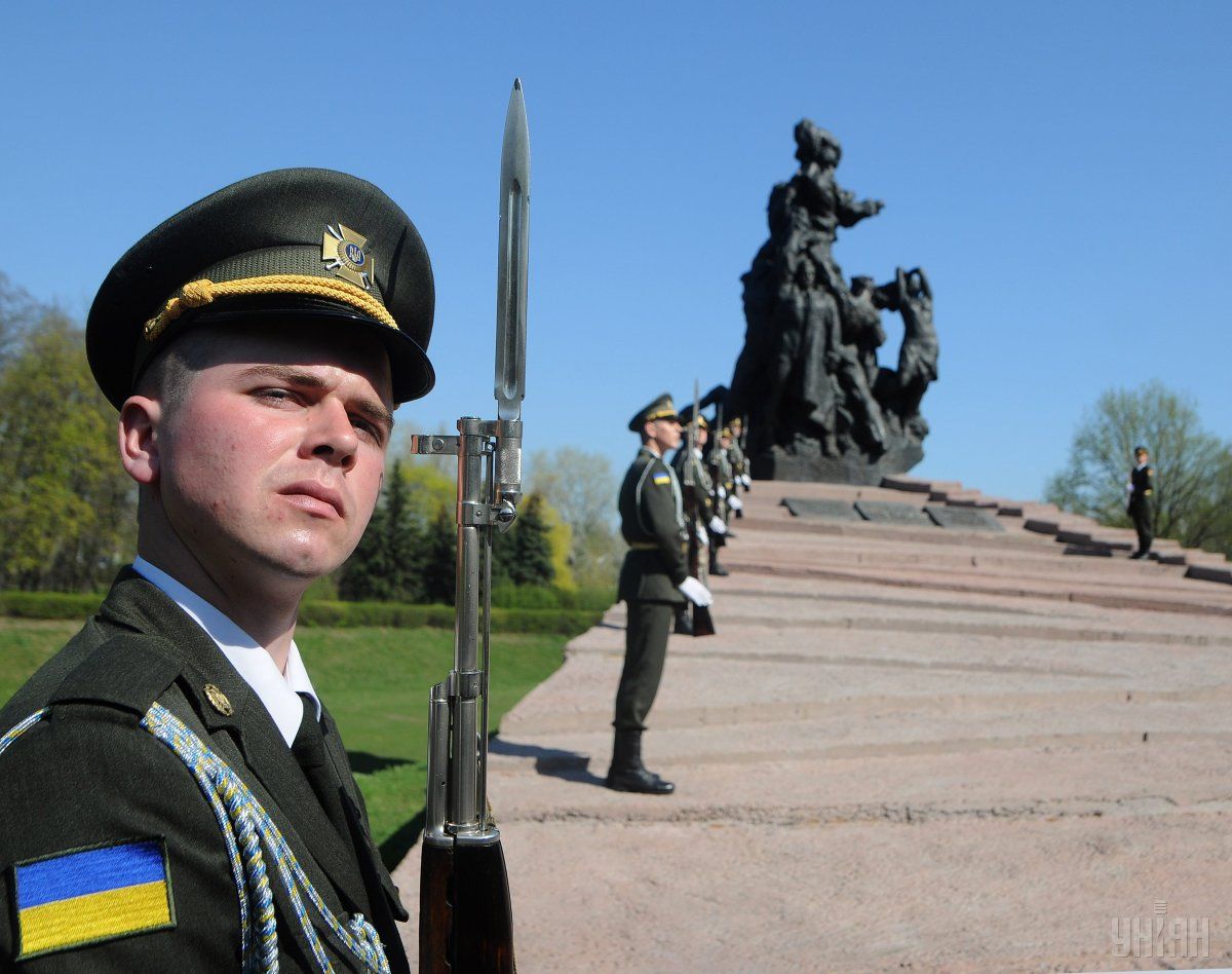 У Києві вшанували пам’ять в’язнів нацистських концтаборів / Фото УНІАН У Києві вшанували пам’ять в’язнів нацистських концтаборів / Фото УНІАН
