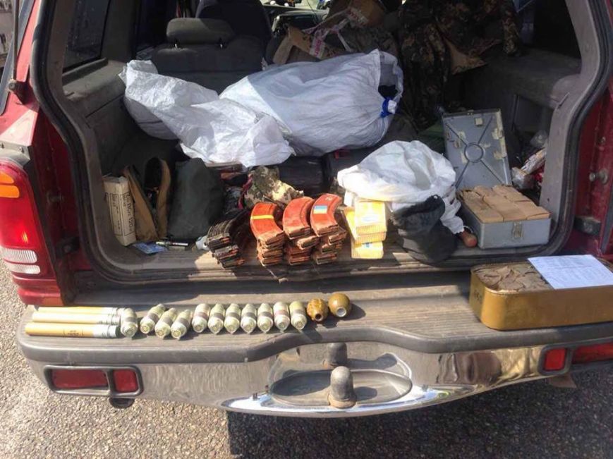 На блокпосту під Харковом поліція затримала людей у камуфляжі з арсеналом зброї (фото) На блокпосту під Харковом поліція затримала людей у камуфляжі з арсеналом зброї (фото)