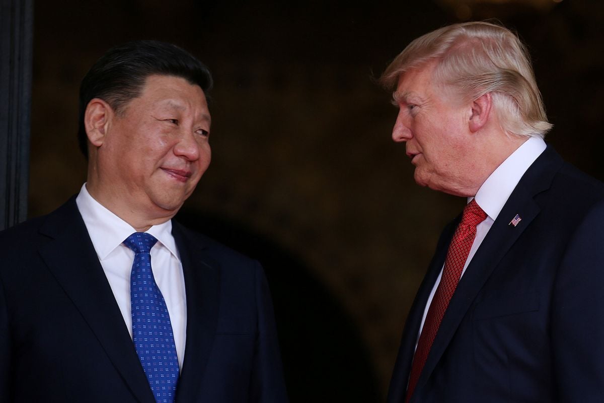 На словах Трамп не очень любит Китай, но рад был получить записку от Си Цзиньпиня / фото REUTERS На словах Трамп не очень любит Китай, но рад был получить записку от Си Цзиньпиня / фото REUTERS