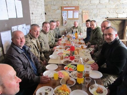 Керівники Тернопільщині доставили в зону АТО для тернопільських військовослужбовців паски та необхідні речі Керівники Тернопільщині доставили в зону АТО для тернопільських військовослужбовців паски та необхідні речі