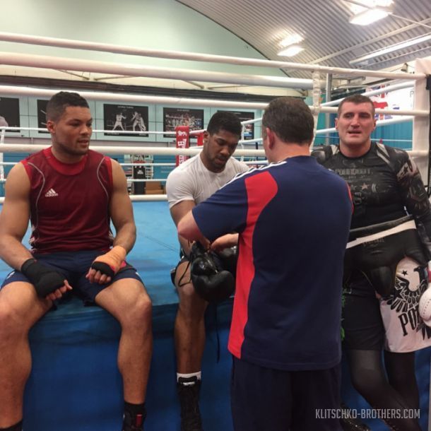 Вах в останні дні працює в команді Джошуа / klitschko-brothers.com Вах в останні дні працює в команді Джошуа / klitschko-brothers.com