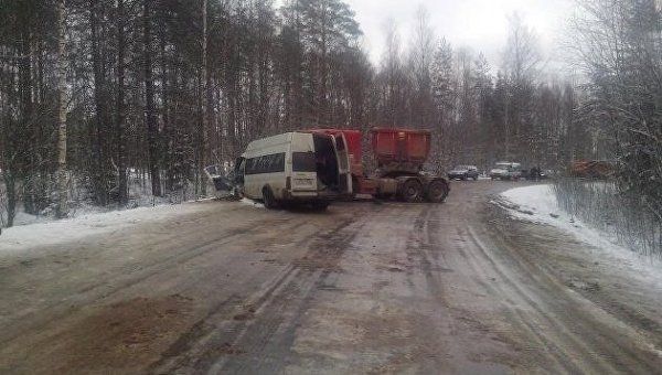 Водитель Ford Transit, в котором ехали рабочие, не справился с управлением / 47news.ru Водитель Ford Transit, в котором ехали рабочие, не справился с управлением / 47news.ru
