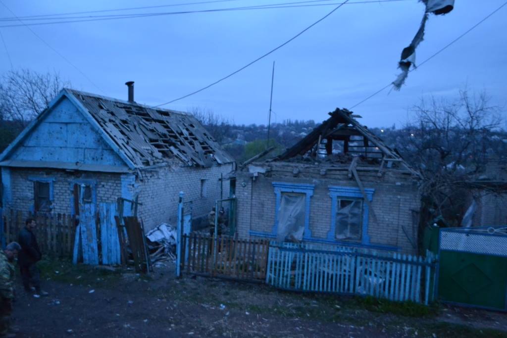 Бойовики обстрілюють мирні квартали Авдіївки / Ілюстрація: facebook/ato.news Бойовики обстрілюють мирні квартали Авдіївки / Ілюстрація: facebook/ato.news