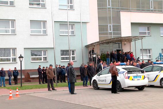 До будівлі зайшли озброєні люди / Нацполіція До будівлі зайшли озброєні люди / Нацполіція