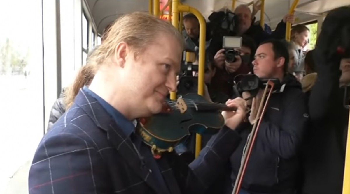 Музикант приїхав у Одесу для зйомок фільму / Кадр із відео 5 каналу Музикант приїхав у Одесу для зйомок фільму / Кадр із відео 5 каналу