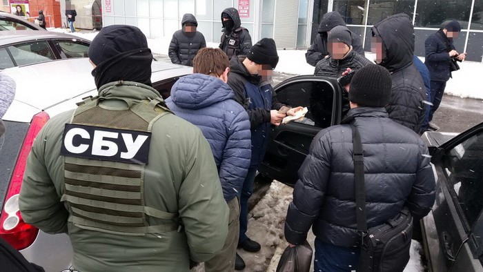 Псевдопрацівники СБУ, які на Тернопільщині відібрали в чоловіка BMW, відсидять по 5 років / фото СБУ Псевдопрацівники СБУ, які на Тернопільщині відібрали в чоловіка BMW, відсидять по 5 років / фото СБУ