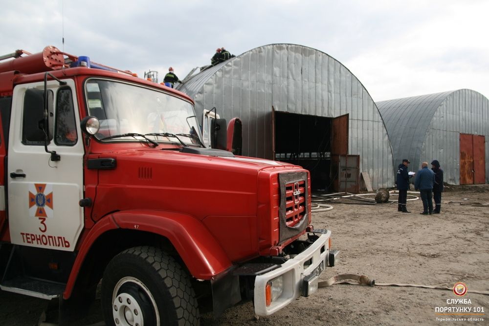 На Тернопільщині горів ангар (Фото, відео)
На Тернопільщині горів ангар (Фото, відео)