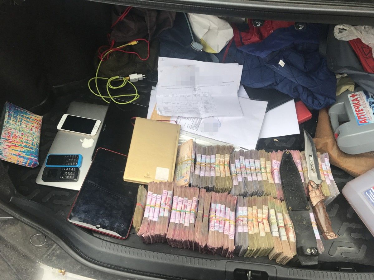 Во время обысков оперативники СБУ изъяли 1,2 млн грн, 42 печати Во время обысков оперативники СБУ изъяли 1,2 млн грн, 42 печати