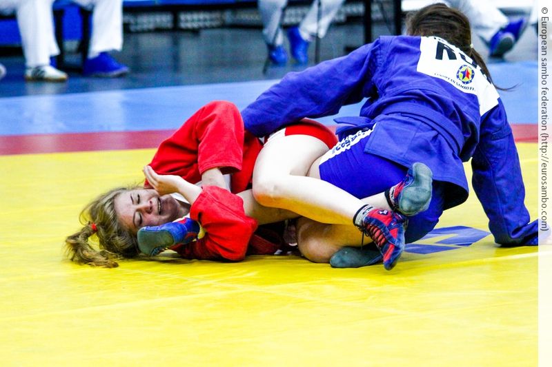 Больовий прийом від Катерини Москальової (у червоному) / eurosambo.com Больовий прийом від Катерини Москальової (у червоному) / eurosambo.com