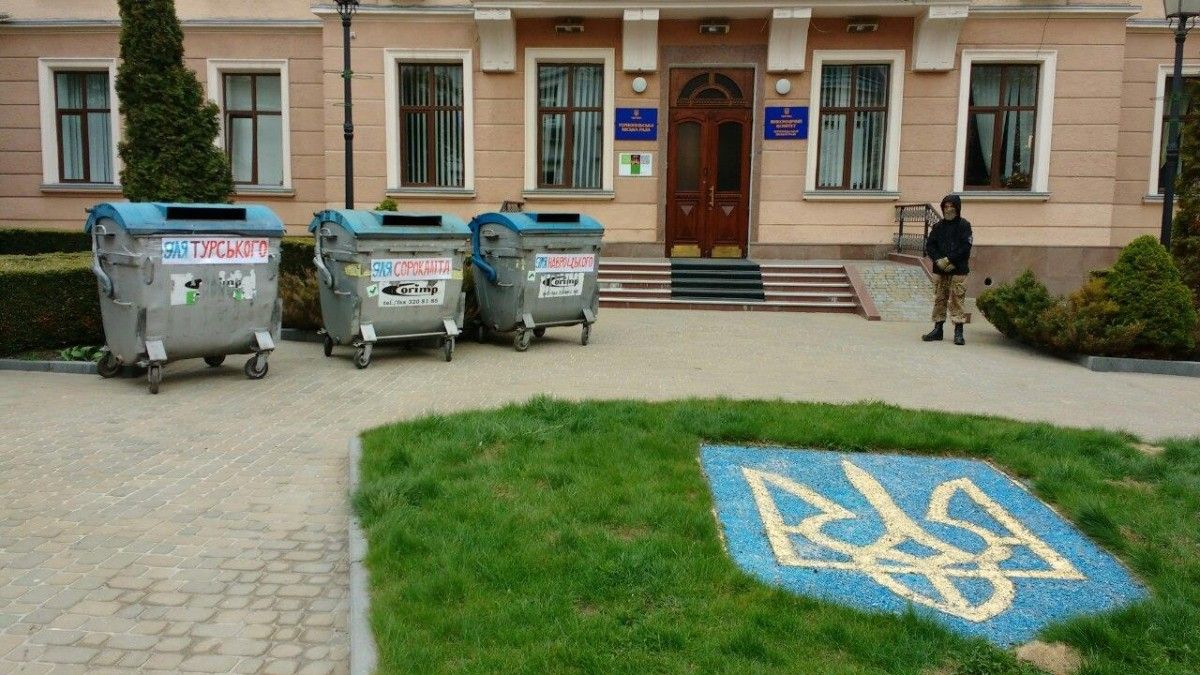 Смітники перед мерією у Тернополі / УНІАН Смітники перед мерією у Тернополі / УНІАН