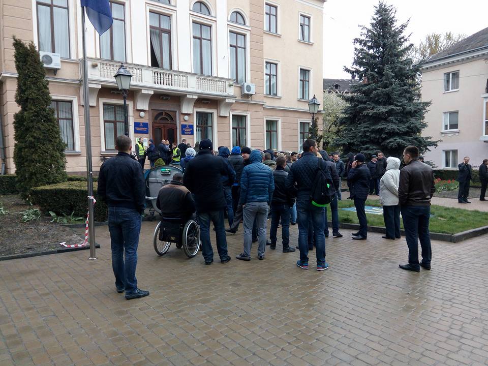 У Тернополі невідомі заблокували сесію міськради / УНІАН У Тернополі невідомі заблокували сесію міськради / УНІАН