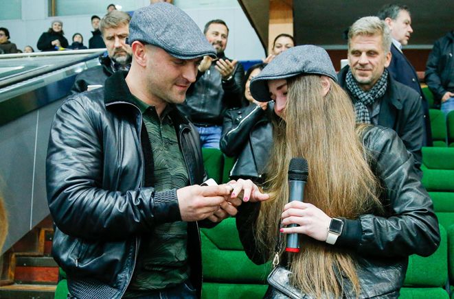 Глядачі хокейного матчу стали свідками освідчення Олексія Черних та Валерії Манчак / прес-служба чемпіонату світу з хокею Глядачі хокейного матчу стали свідками освідчення Олексія Черних та Валерії Манчак / прес-служба чемпіонату світу з хокею
