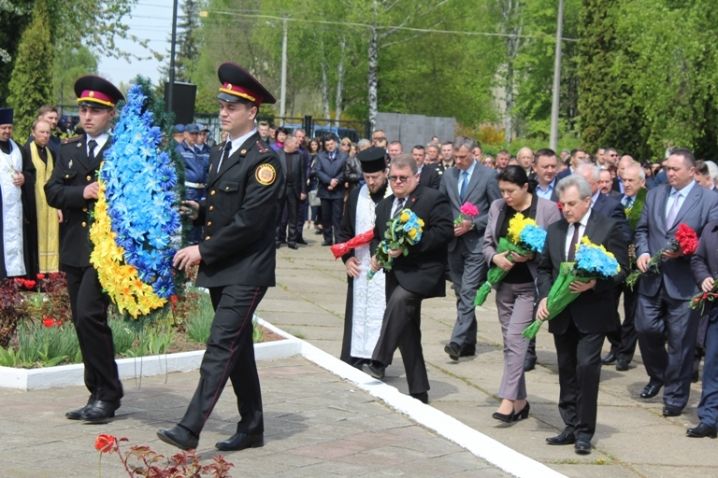 Во время митинга присутствующие возложили цветы и свечи к Стене памяти / promin.cv.ua Во время митинга присутствующие возложили цветы и свечи к Стене памяти / promin.cv.ua
